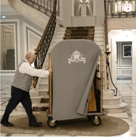 Elegantes uniformes para recepción de hotel que reflejan profesionalidad y estilo