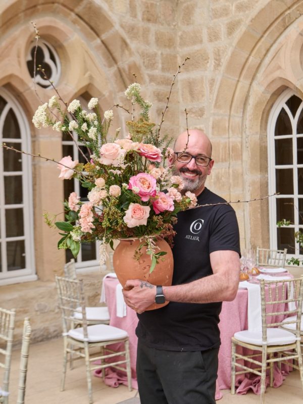 Bienvenidos al backstage. Aquí es donde nacen las ideas y florecen los sueños. @jorge.rastrojo #diseñofloral #composicionesfloralesboda #decoracionboda #floresboda #bodas2024